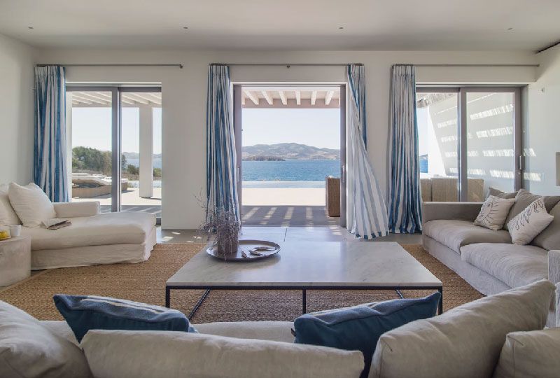 amueblar una casa de estilo moderno junto al mar