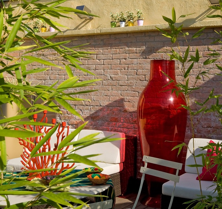 amueblar la terraza de un antiguo palacio
